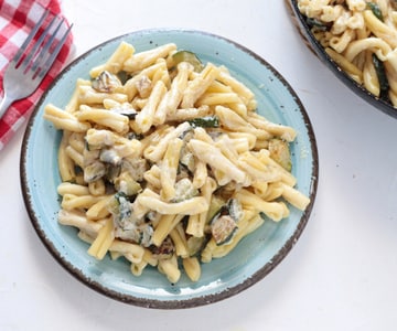 Pasta mit Robiola und Zucchini