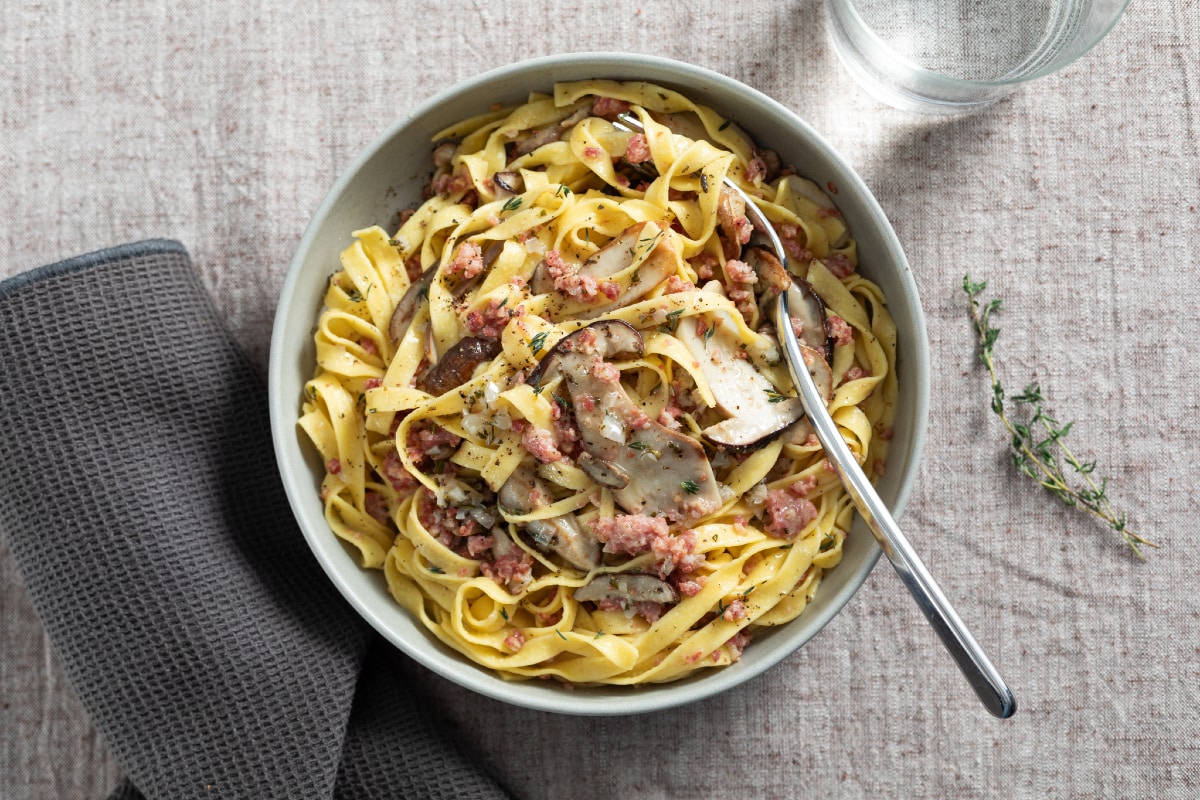 Tagliatelle mit Pilzen und Wurst