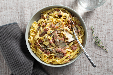 Tagliatelle mit Pilzen und Wurst
