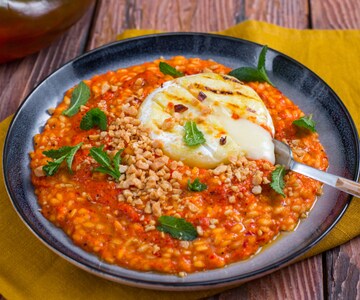 Risotto mit Paprika, Erdnüssen und Käse