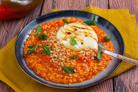 Risotto mit Paprika, Erdnüssen und Käse