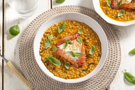 Fregola mit Garnelen, Stracciatella und Lakritz