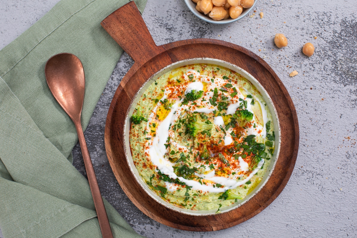 Würziger Brokkoli-Hummus mit Joghurt