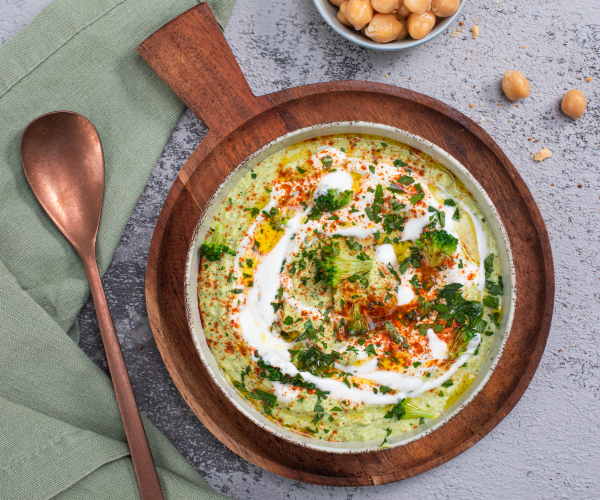 Würziger Brokkoli-Hummus mit Joghurt