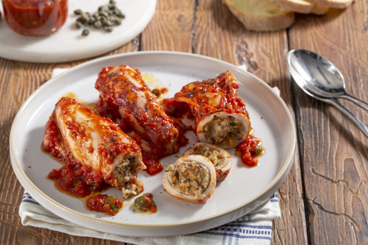 Gefüllte Tintenfische in der Pfanne