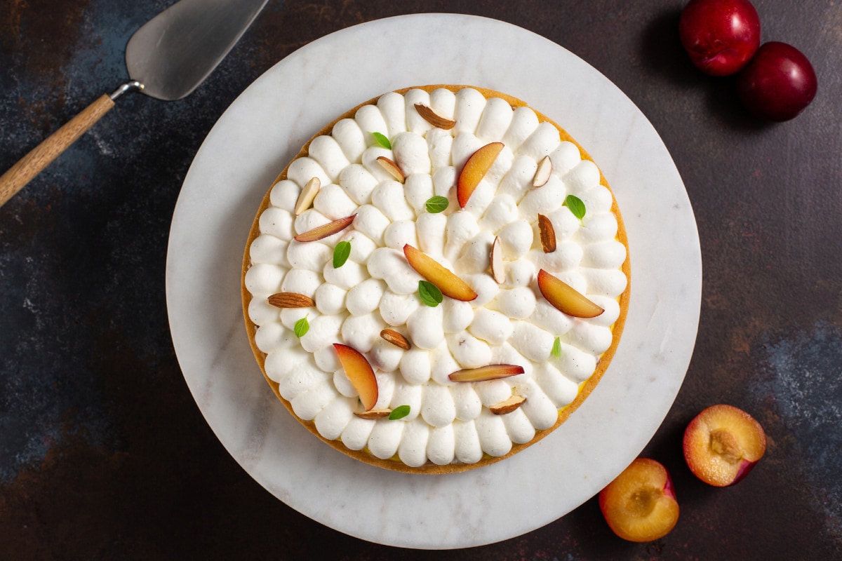 Mürbeteigkuchen mit Mandelcreme, Chantilly und Pflaumen