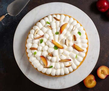 Mürbeteigkuchen mit Mandelcreme, Chantilly und Pflaumen