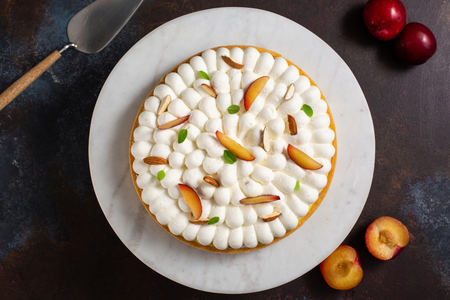Mürbeteigkuchen mit Mandelcreme, Chantilly und Pflaumen