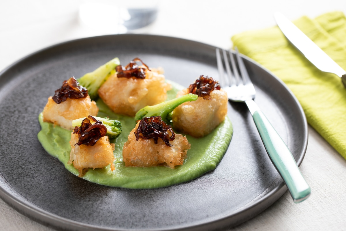 Kabeljau in Tempura mit Brokkoli