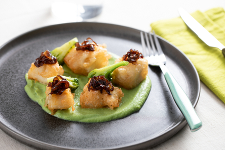 Kabeljau in Tempura mit Brokkoli