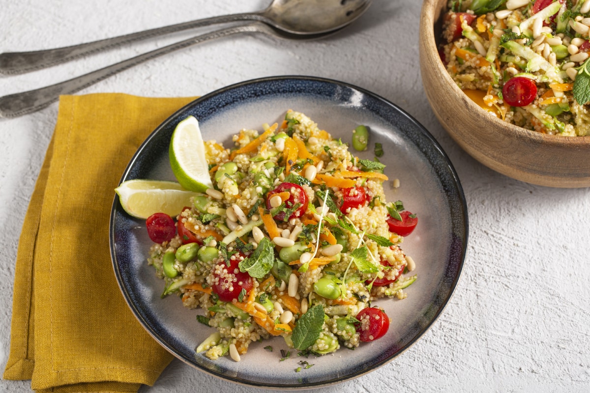 Quinoa-Salat mit Edamame und Gemüse