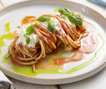 Spaghetti mit frischen Tomaten, Basilikum und Stracciatella