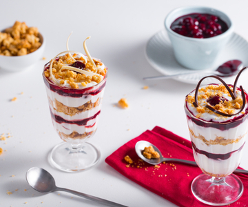 Joghurtmousse mit Sauerkirschgelee und Streuseln