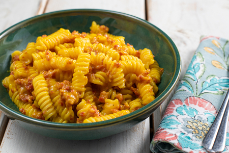 Pasta mit Kartoffelcreme und Wurst