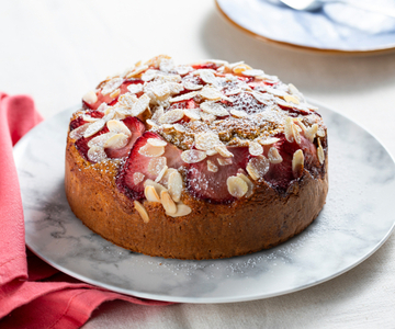 Joghurtkuchen mit Erdbeeren und Mandeln