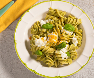 Pasta mit Spargelcreme, Stracciatella und Bottarga