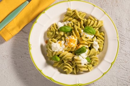 Pasta mit Spargelcreme, Stracciatella und Bottarga