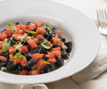 Schwarze Knödel mit Sepia-Ragout