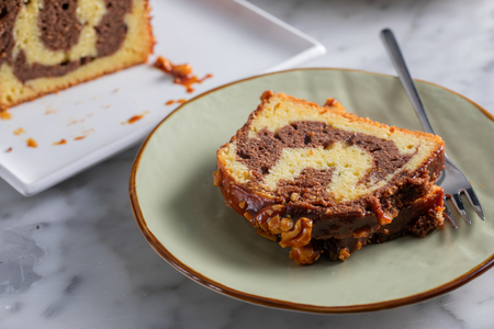 Marmorierter Kuchen mit Karamell und Nüssen