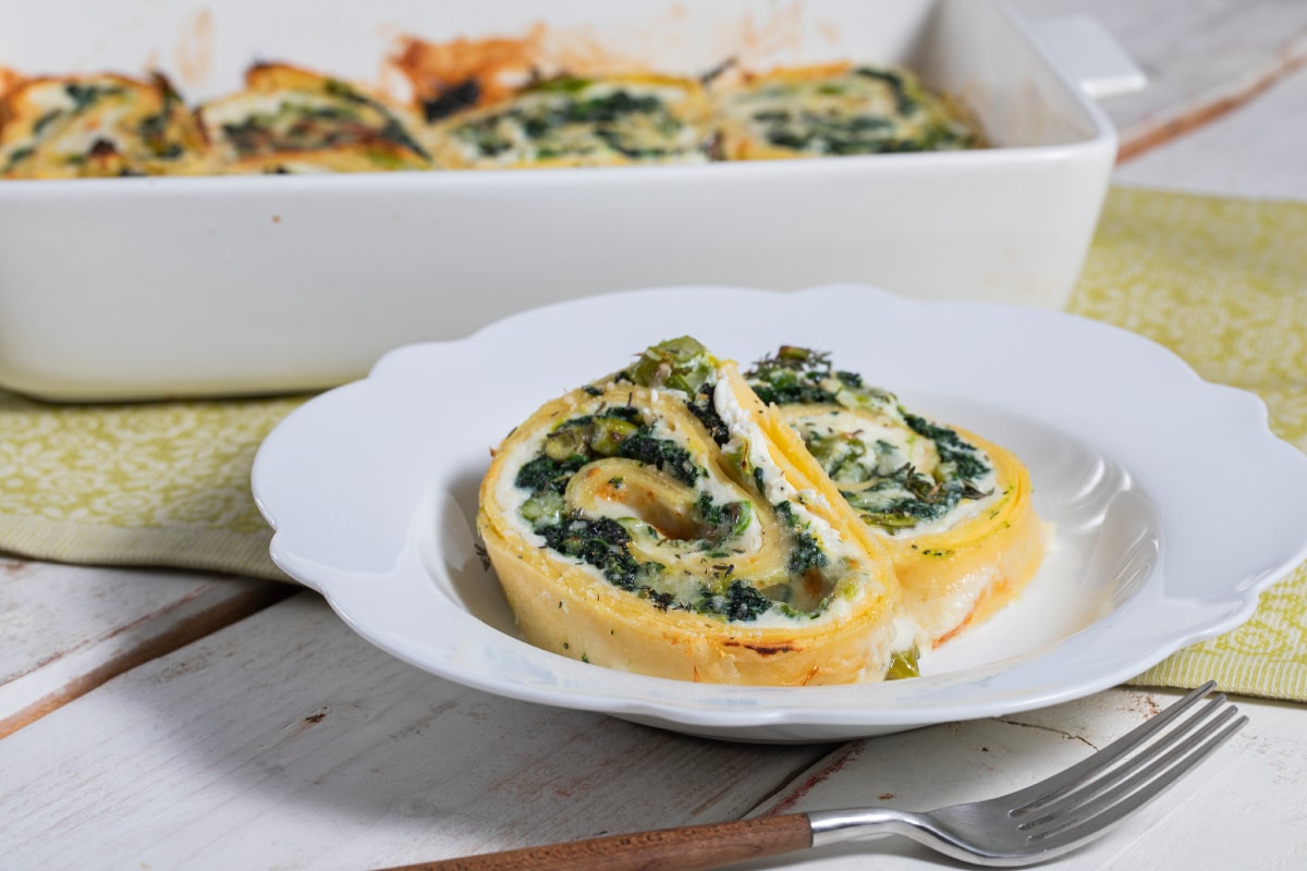 Pfannkuchenrolle mit Spargel und Spinat
