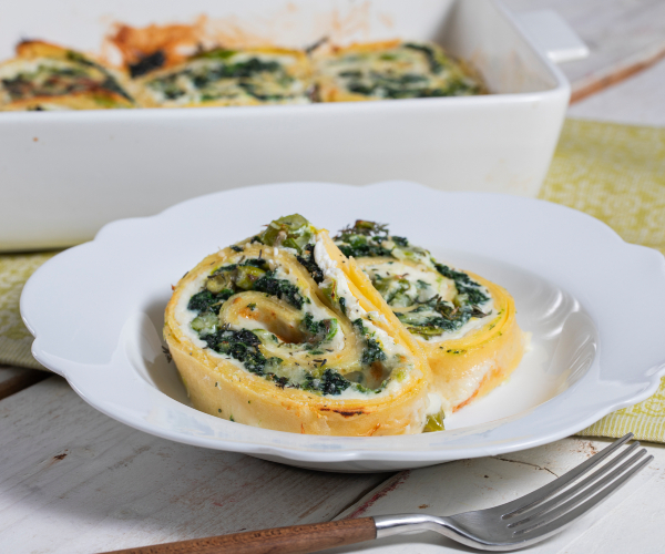 Pfannkuchenrolle mit Spargel und Spinat