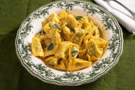 Ravioli del Plin mit Bratenfond