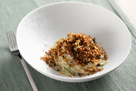 Linguine mit Lupinen und knusprigen Paprikaschoten