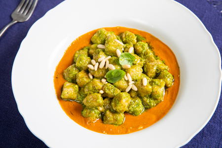 Vollkorn-Gnocchetti mit Pesto und Kirschtomaten