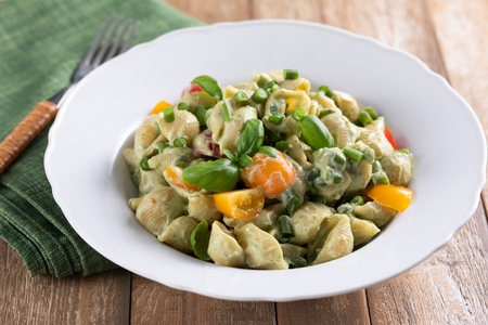 Kalter Pasta mit Ricotta, Avocado und grünen Bohnen