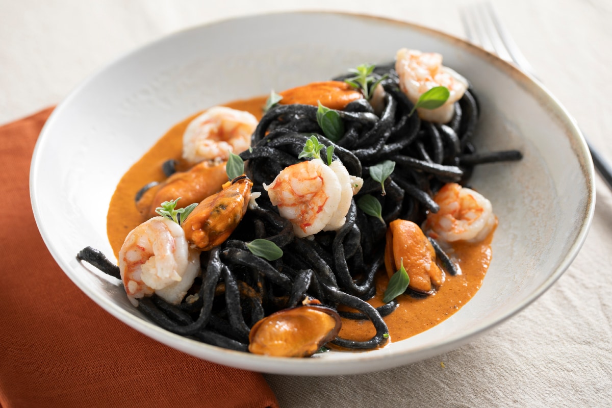 Spaghetti alla chitarra mit Sepia-Tinte, Miesmuscheln und Garnelen