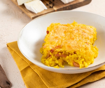 Safranreis aus dem Ofen mit Speck und Brie
