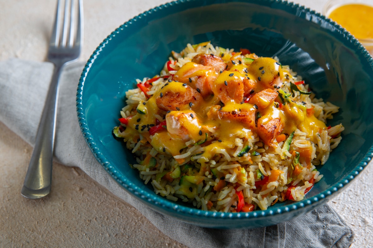 Basmati-Reis mit Lachs, Sesam und scharfer Sauce