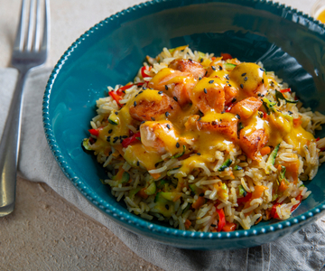 Basmati-Reis mit Lachs, Sesam und scharfer Sauce