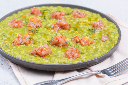 Risotto mit Zucchinicreme und rohen Garnelen