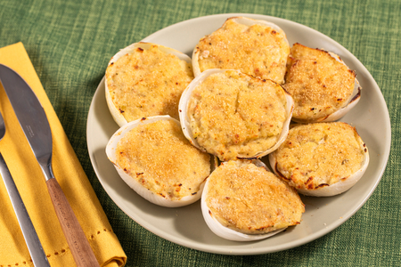 Gefüllte Zwiebeln auf ligurische Art