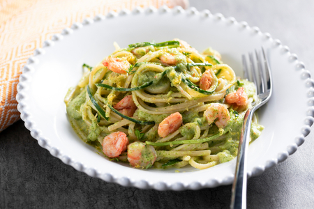 Cremige Pasta mit Zucchini und Garnelen
