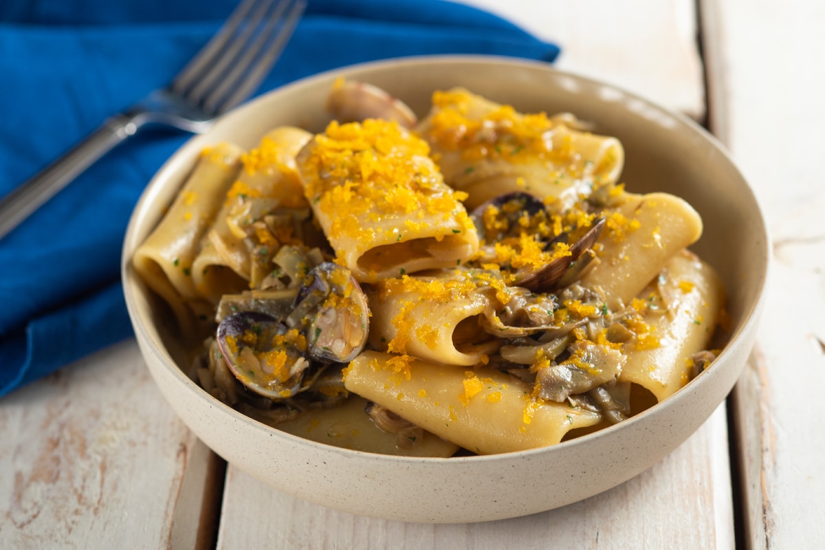 Paccheri mit Artischocken, Venusmuscheln und Bottarga