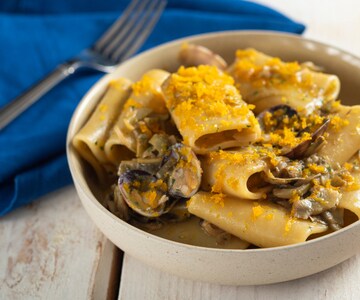 Paccheri mit Artischocken, Venusmuscheln und Bottarga