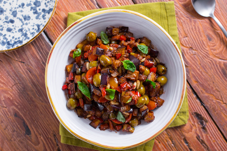 Auberginen-Caponata mit Kakaosoße