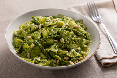 Kalter Nudelsalat mit Pesto, Kartoffeln und grünen Bohnen