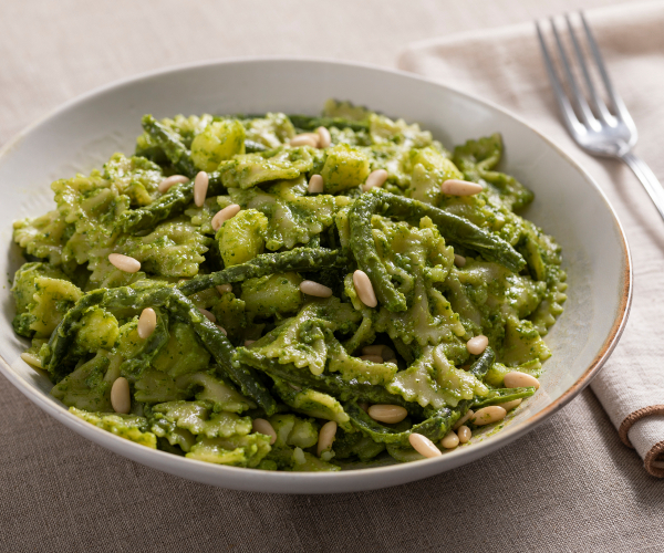 Kalter Nudelsalat mit Pesto, Kartoffeln und grünen Bohnen