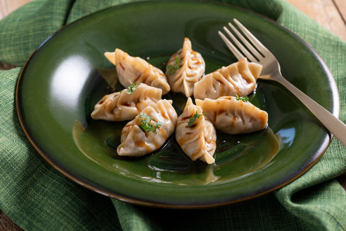 Vegetarische chinesische Ravioli in der Pfanne