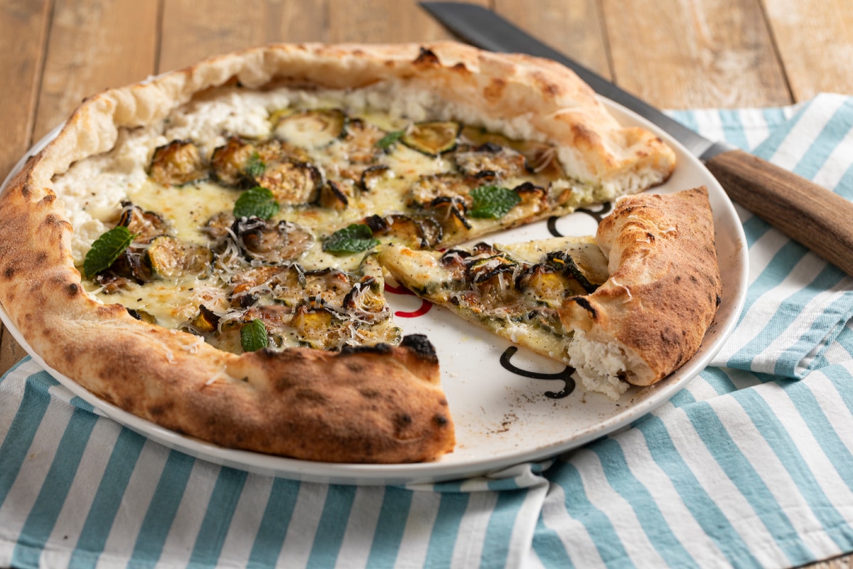 Pizza alla Nerano mit gefülltem Rand