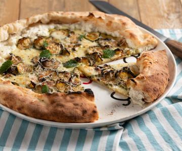 Pizza alla Nerano mit gefülltem Rand