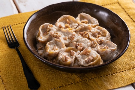 Ricotta- und Kräuter-Ravioli mit Walnusssauce