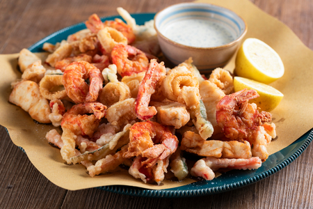 Gemischter Meeresfrüchte- und Gemüsefritt