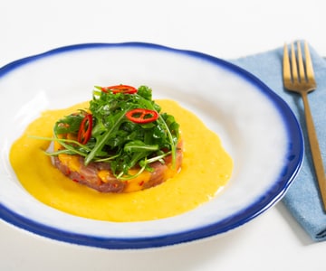 Marinierte Thunfisch-Tartar mit Mango und Rucola