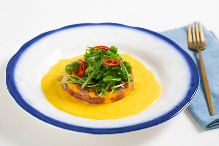 Marinierte Thunfisch-Tartar mit Mango und Rucola