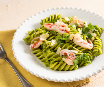 Pasta mit Rucola-Pesto und Garnelen
