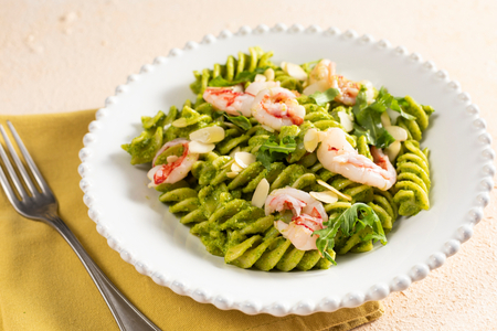Pasta mit Rucola-Pesto und Garnelen